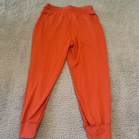 Lululemon Cropped Jogger size 6 color red rock - Picture 5 of 8
